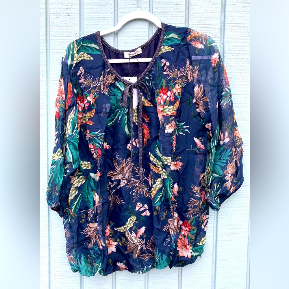 Women’s blouse with long sleeves and pleated bottom size 16